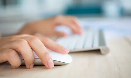 Hender som skriver på tastatur