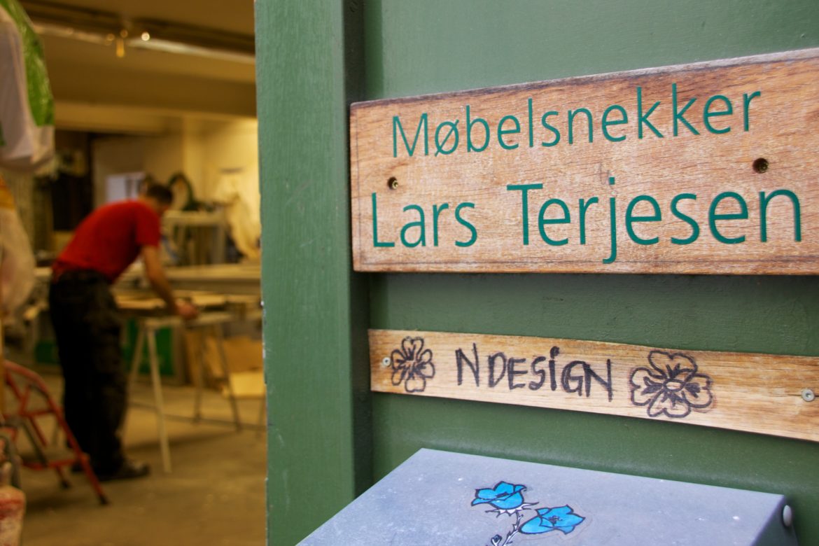 Møbelsnekker skilt