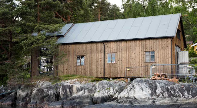 Stort naust i vannkanten