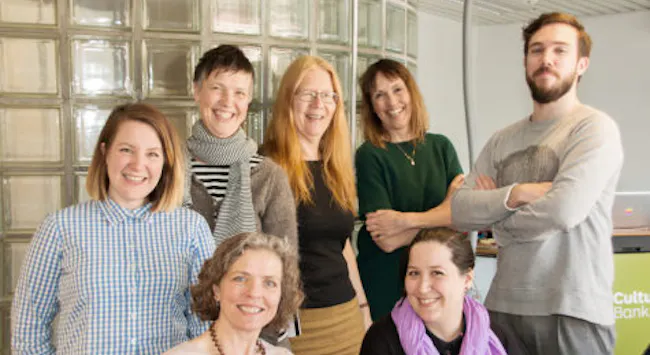 Gruppe av mennesker samlet på kontor