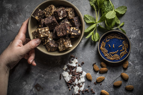 Snacks av peanutsmør og larver