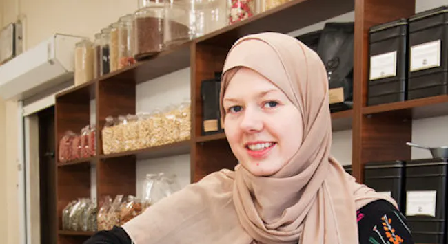 Kvinne selger nøtter i løsvekt